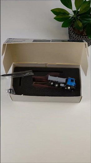 CarMotion 8010 MB ACTROS 3-achs Muldenkipper mit Rundumleuchten unpacking