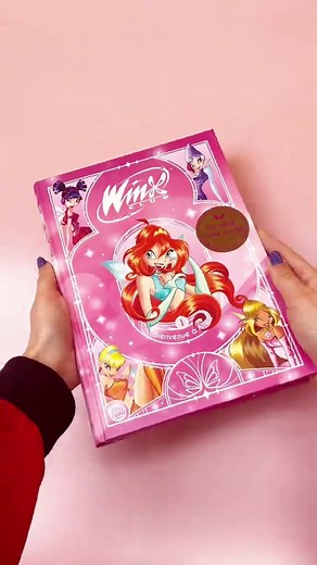 🇺🇸 The magic of the Winx Club comics is coming to Anicomi Corp., the perfect opportunity to rediscover the early adventures of Bloom, Stella, Flora, Musa, and Tecna at the Alfea Fairy Academy! Revised for the first time in a large hardcover format and fully retranslated. These anthologies are designed to showcase the artwork and stories from the first seasons of the animated series! Fly away into the world of Magix, starting today ✨ 🇫🇷 La magie des bande dessinées Winx Club arrive chez Anico