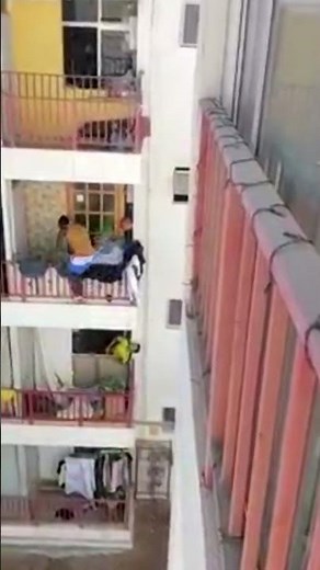 Hombre trepa por balcones y residentes lo intentan detener