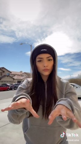 look at my nails im an e-girl 😎