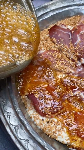 seyahat & yemek / ömür akkor on Instagram: "HUMUS ve PASTIRMALI HUMUS kusursuz bir humus için detayları mutlaka okuyun ve kaydedin ! humus sevmeyen yoktur bu sebeple bugun size humusla ilgili incelikler anlatıp en sonda pastırmalı humusu tarif edeceğim. iki yöntemle yapabilirsiniz 1 yöntem sıcak nohut bizim videoda yaptığımız gibi havanda dövülerek yapılır. bu yöntemde pürüzsüz bir kıvam elde etmek isterseniz; -nohutun kabuklarını ayıklayın -yaptıktan sonra mutlaka süzgeçten geçirin.