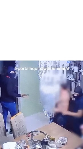 Aquinãotemmimimi🇧🇷 on Instagram: "Família é mantida refém no Conjunto Duque de Caxias, bairro de Flores. Momentos de terror foram vividos pelas vítimas. Durante a ação, um dos criminosos fazia constantes ameaças de esfaquear um dos reféns, aumentando ainda mais a tensão no local. Informações que possam ajudar a polícia podem ser repassadas de forma anônima pelos telefones 181 (Disque-Denúncia) ou 190."