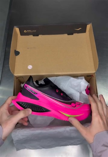 Unboxing the Saucony Endorphin Pro 5 Black Shock