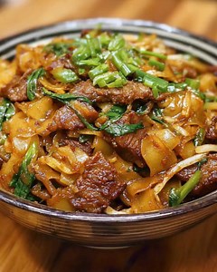 Beef Chow Fun Ingredients: 1 pound wide rice noodles 8 ounces flank steak, thinly sliced 2 tablespoons soy sauce 2 tablespoons oyster sauce 1 tablespoon cornstarch ...... Full Recipe in Coʍmеոτ 💬 | Food Lovers