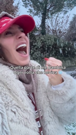 Emanuela Malavisi on Instagram: "Peccato che avvenga sempre meno spesso ❄️ #neve#italia#mare#natura#snow"