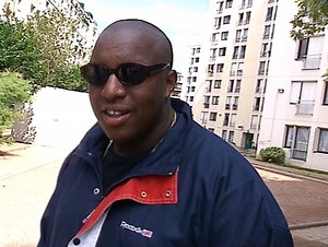 🎤 CHEZ OXMO 🖍. « Entre Rhin et Danube, a poussé le ghetto d'Oxmo, un peu en dessous de la place des Fêtes. » 1998, le jeune Oxmo Puccino vient de sortir son premier album « Opéra Puccino » et commence à se faire un nom dans le monde du rap. Rencontre avec le rappeur dans le 19e arrondissement de Paris, son fief et sa source d'inspiration. | INA