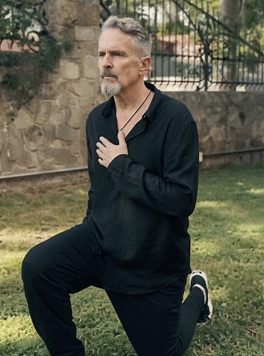 Miguel Bosé arrodillado y diciendo “No puedo respirar” por Henry Nowak