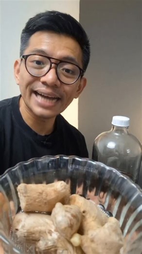 Denny Kristiawan on Instagram: "🌿 1. Jahe + Madu → Mengurangi Mual 🔬 Kandungan aktif: Jahe (Zingiber officinale): gingerol, shogaol, zingerone Madu: enzim (invertase, diastase), flavonoid, fenolik, glukosa & fruktosa alami ⚙️ Mekanisme Metabolik: 1. Efek pada sistem saraf pusat (antiemetik) Gingerol & shogaol menghambat reseptor 5-HT3 (serotonin) di saluran cerna dan pusat muntah di otak (area postrema). → Menurunkan transmisi sinyal mual yang dipicu oleh serotonin berlebih akibat stres. 📗 Ke