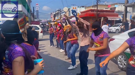Xantolo 2025 comienza a vivirse en nuestra Huasteca Potosina, donde cada comparsa busca brindar lo mejor de la tradición en el "Día de Muertos". En Ciudad Valles, la comparsa de la Col. Lázaro Cardenas realizó una salida hoy por las calles del centro para recabar el apoyo ciudadano y sufragar parte de los gastos que implica continuar preservando esta festividad. #Xantolo2025 | Cadena Diez Noticias