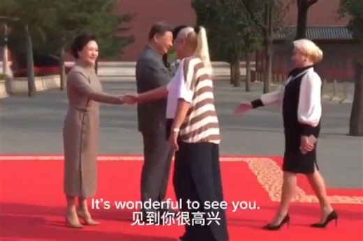 花絮：彭丽媛迎接外方来宾时用英文沟通
