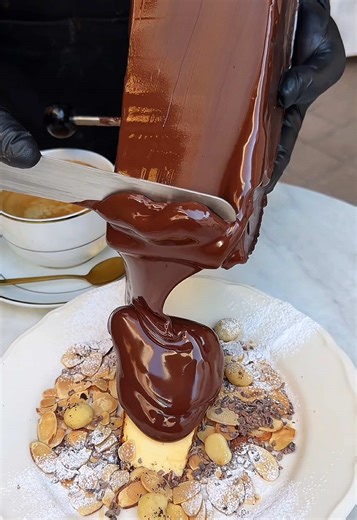 ラクレットチョコを豪快に流しかけるバスクチーズケーキを紹介します🍫 【Sweet Check】 ◎ラクレットチョコのバスクチーズケーキ 1,380円 表参道にあるぱっかーんオムライスで大人気カフェから新作スイーツが登場！ 自家製バスクチーズケーキの上に温めた巨大ラクレットチョコを目の前でたっぷりと流しかける。 とろっとろのチョコレートは一瞬で固まって、しっとり濃厚な甘さ控えめのバスチーとぱりぱり食感の濃厚チョコが相性抜群🙌 おそらく世界的に大流行りしてるラクレットチョコが東京で食べられるのはここだけだから要チェック👀 ごちそうさまでした！！！ ——————————————————— 📍東京都港区南青山3-18-5-1F 🚃表参道駅徒歩1分 ⏰11:00-20:00 💤不定休 ——————————————————— 【Sweet Check】 The only cafe in Tokyo where you can eat raclette chocolate, which is a global sensation🍫 A huge, warm raclette choco
