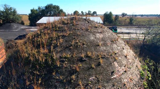 🌲🔥 Hidden Florida History Alert! 🔥🌲 If you’ve ever cruised up US-41 north of Rainbow Springs and spotted those weird dome-shaped structures in the woods… surprise — you were looking at Romeo’s abandoned charcoal kilns! 😮 These beehive beauties once turned turkey oak into top-tier charcoal back in the mid-1900s, and now they just sit quietly in the trees like Florida’s own forgotten time capsules. #FlyingHighInFlorida #FloridaHistory #Dunnellon #HiddenFlorida #DroneDiscoveries | Flying High 