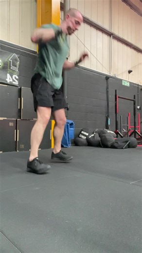 A 20-minute HIIT session produces a 24-hour “afterburn” effect keeping your metabolism elevated long after the session ends. Science-backed. Time-efficient. Brutal. HIIT burns more calories in less time than traditional steady-state cardio. Comment “HIIT” and I’ll drop my 4-week fat loss cardio protocol. #commandostrength #fitness #men