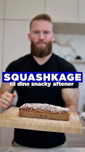 Squash kage sikker vinder når du vil tabe dig og stramme op de kommende måneder inden sommer☀️ Følg med for flere opskrifter til vægttab 🚀 👍🏻 Fantastisk som snack til mellemmåltid eller bare søde tand. 👍🏻 Du får fibre og grønt som snack! Fantastisk! 👍🏻 Mætter og lav på kcal. 👍🏻 Selv min søn på 3 år syntes den smager godt! 👍🏻 Egner sig fantastisk til madpakken 160 kcal pr stykke og 7 stykker ilt. Har lavet den her flere gange og squashen gør bare den bliver sindssyg svampet. 🍫 Ingredi