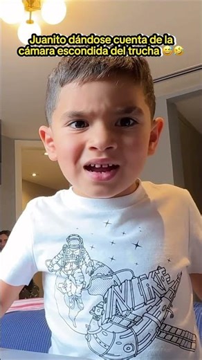 JUANITO SIEMPRE ENCONTRANDO LAS CÁMARAS 😅 | #jukilop #shorts #kimberlyloaiza