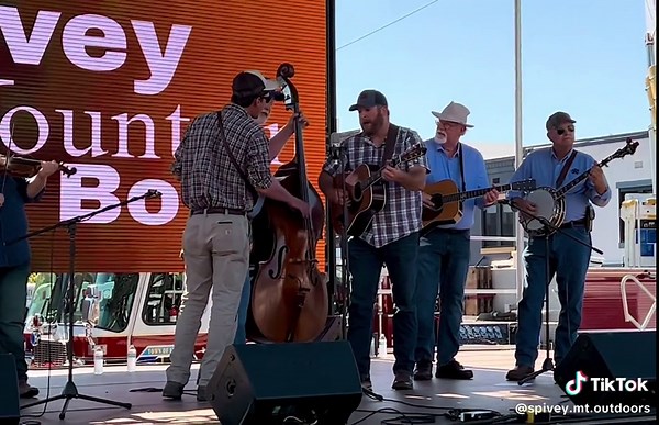 Fox On The Run (Unicoi County Apple Festival) #bluegrass #foxontherun #singing #music #festival