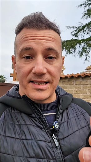 “Il potere d’acquisto spiegato in un gelato.” buon 2026! Lo stipendio medio nel 1995 era di 1.5 milioni di lire. Un gelato costava 1000 lire. Con uno stipendio compravi 1500 gelati. Oggi lo stipendio medio è di 1500€ e il gelato costa 2,50€. Compri 600 gelati. Ne sono spariti 900. | Caldo & Freddo di Renzetti Valerio