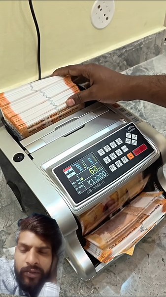 Indian money 72600 machine counting 😜 yah to viral video hai 👍 #Indianmoney #machinecounting #shorts