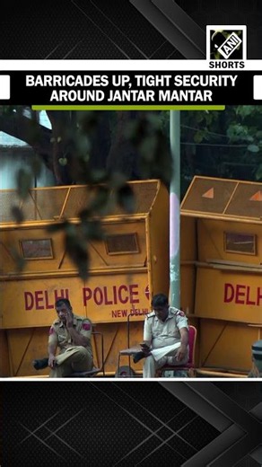 Delhi Police deploy heavy security around Jantar Mantar; Barricades up at Janpath, Tolstoy Marg!!
