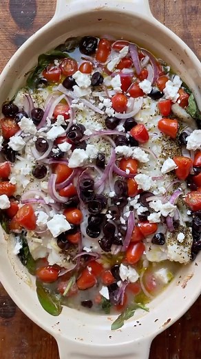This baked Mediterranean Cod dish in on constant rotation in my house. I can set this up in the morning, cover it and park in the fridge and pop it in the oven. Excellent on its own, or served with with orzo or rice it it heathy, easy to throw together and oh so delicious! . . Baked Mediterranean Cod . . 2 lb cod fillet 4 large handfuls of baby spinach 1 red onion, sliced thin 3 cloves garlic, sliced thin 1 cup cherry or grape tomatoes, halved 1/2 cup pitted kalamata olives 3 tbls olive oil Salt