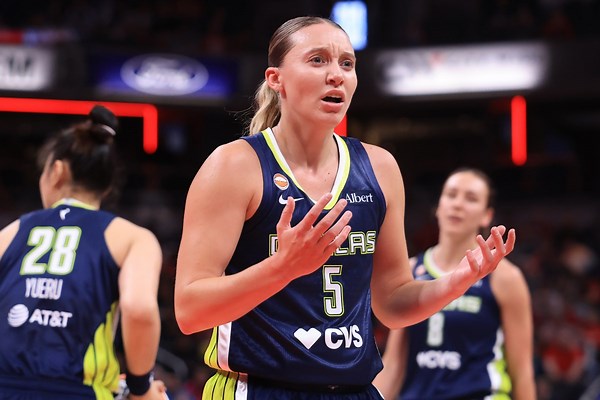 Paige Bueckers lost rock, paper, scissors bet to fan — see what happened next