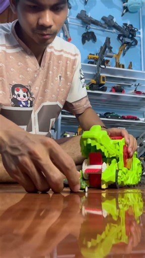 Mobil Dino truk penelan