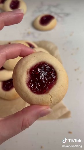 Hallongrottor: Svensk Sockerkaka med Hallon Sylt