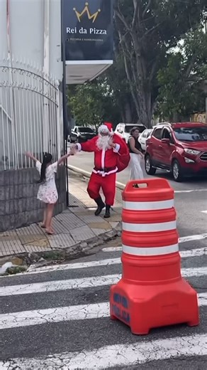 POINTECH on Instagram: "O dia 12/12/2025 foi marcado por uma tarde de muita alegria com Papai Noel, algodão doce e pipoca 🎅🏻🎄 Todos os parceiros que participam desse dia desejam a todos um Feliz Natal!!!! Parceria: POINTECH, REI DA PIZZA, BELLAS FITNESS, ÓTICAS DRUMOND EMPÓRIO, QUINTAL DE MINAS, PURPLE COMPANY, TAVARES, ESPAÇO HERBALIFE, DAISE NATURA, LUA ROSA FASHION e FACULDADE ANHANGUERA. #natal #feliznatal🎄❤️ #parceria #papainoel #jinglebells #merrychristmas #presentes"