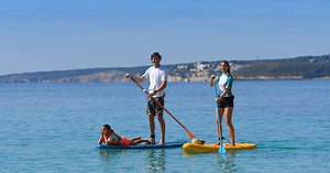 Faire du stand-up paddle (SUP) avec ses enfants