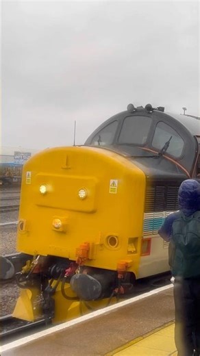 37401 “Mary queen of Scots” erupts out of Eastleigh with 4 ECS coaches owned by LSL 18/02/26 #train