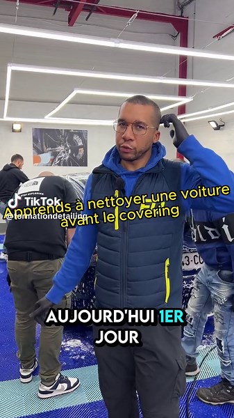 Premier jour de formation : on prépare un véhicule pour un covering. 🎯 La première étape ? Un nettoyage méticuleux. 👉 Les bas de caisse sont souvent les plus sales et représentent un risque majeur de décollement si on néglige leur préparation. Grâce à un pinceau adapté, on atteint chaque recoin, là où un simple gant ne suffirait pas. C’est ce niveau de détail qui fait toute la différence entre un covering durable et un covering qui ne tient pas. Et c’est exactement ce que nos stagiaires appren
