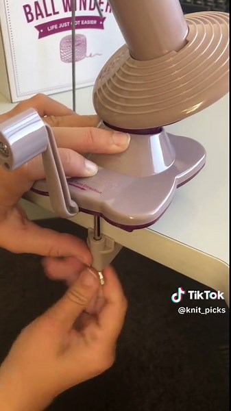 How to: Set up a Yarn Ball Winder! 👏 . . . From start to finish, learn with @woolandworks 👍 . . . #knittingtips #knittingtutorials #yarnballwinder #knittinginspo #crochettips #crochettutorials