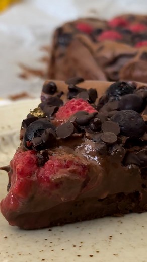 148K views · 3.1K reactions |  je vous propose une part de chessefondant ,ç vous dit 類. il s’git d’une recette à base de gâteau au chocolat et d’une crème chesse à la framboise , c’est fondant tout doux et terriblement gourmand #cheeselover#cheesecake#pastries#chocolate @csm_gias | Plaisir sucré by Yacoubi nesrine | Facebook