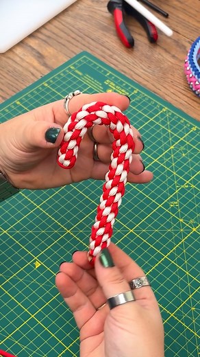 We’re getting into the Christmas spirit! 🎅 Learn how to make your own paracord candy cane with us and add a handmade touch to your holiday decorations. 🎄✨ #paracordeu #paracord #paracord550 #diy #christmasdiy #paracordchristmas #candycaneparacord #paracorddiy #paracordprojects #christmasprojects | Paracord.eu