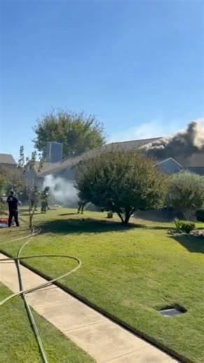 🚨 Lewisville Fire Department Response 🚨 Here's the breakdown of the quick, seamless operation on the fire ground: • Apparatus: 3 Engines, 1 Ladder Truck, 2 Medics, 1 EMS Captain, and 1 Battalion Chief. • Pre-Assignment in Action: Our established pre-assignments allowed crews to operate with maximum efficiency upon arrival: • 🔥 First Due Engine: Initiated Fire Attack. • 💧 Second Due Engine: Secured Water Supply. • 🛡️ Third Due Engine: Stood by as RIT (Rapid Intervention Team). • 🪜 Truck Cre