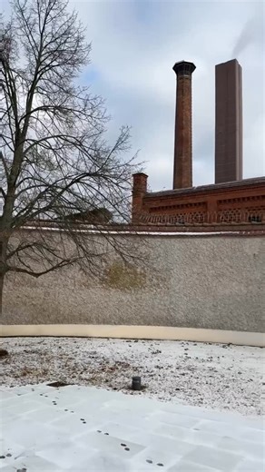 KSBaumgaertner on Instagram: "Gedenkstätte Berlin-Plötzensee Zwischen 1933 und 1945 ermorden die Nazis im Strafgefängnis Berlin-Plötzensee mehr als 2.800 Gefangene aus 20 Nationen. Gerechtfertigt durch die deutsche Unrechtsjustiz, werden die Menschen enthauptet oder erhängt. Die Hinrichtungen werden vermittels leuchtend roter Aushänge bekannt gemacht, sie sind öffentlich, Eintrittskarten sind dafür erhältlich. Die Angehörigen müssen für die Ermordung finanziell aufkommen. Alle Leichname werden d