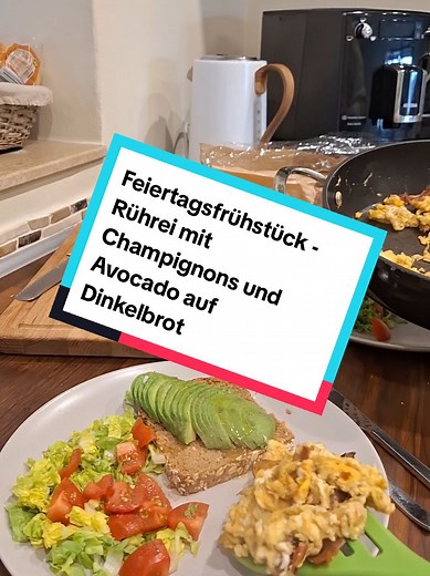 Frühstücksgenuss: Rührei mit Champignons und Avocado