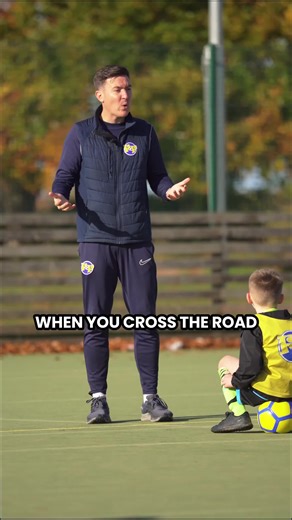 👀 HOW TO COACH children to check their shoulders! A really simple way to help children understand this is to use an analogy they already know. Encourage them to pretend they’re crossing the road when they’re in possession of the ball. What do you do when you cross the road? You look both ways. It helps children understand why checking their shoulders matters, not just that they should do it. Suddenly, it makes sense, and it’s much easier for them to remember in the moment. You can reinforce it 