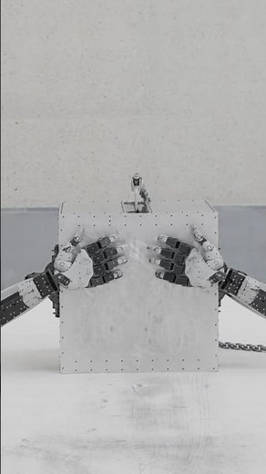 This is Jordan Wolfson’s animatronic work “Body Sculpture.”