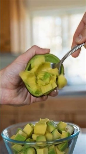 Du slösar bort HALVA avokadon varje gång – kolla detta istället! 🥑😱