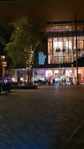 Dit was #MuseumnachtFRL in het Fries Museum! En een uitverkochte editie 🤩!! Dank voor iedereen die er was en dank voor alle kunstenaars, organisaties en artiesten die meededen! Nu even nagenieten van een magische avond 👐 @kunstinitiatief.vhdg @tryater @keunstwurk.nl @amoniacaramel @frieslandpop @michellesambah @annemarielindeb @bertschltn @mhb_av @heleenhaijtema @cayaemmelkamp @valhalla_hairsalon @marjoleinrover @leeuwardenstudentcity @trouvano @museumnachtfrl @visit.leeuwarden En iedereen die