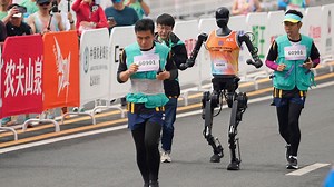 Maschine läuft Halbmarathon - Roboter hat keine Chance - schwitzt aber auch nicht