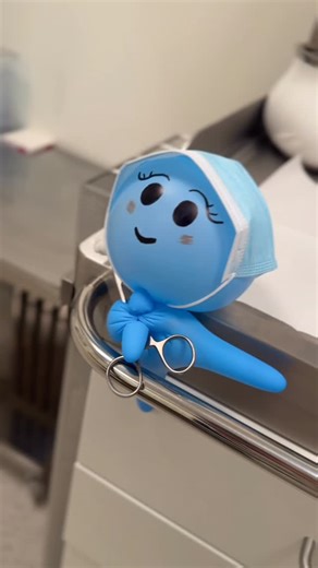 Klinika Dermis | Zdrowie i Medycyna estetyczna on Instagram: "Przedstawiamy naszych nowych asystentów 🩺✨ Zawsze pomocni, zawsze uśmiechnięci … i nigdy nie narzekają 😁"