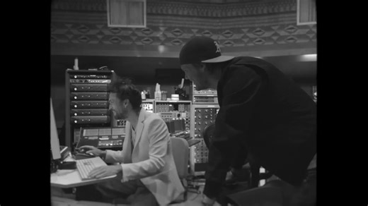 “AVICII: EL SONIDO DE UN DÍA MEJOR (10 años de Stories – Ep.1: For A Better Day) Han pasado diez años desde el lanzamiento de Stories, el segundo álbum de Avicii. En este primer episodio de Stories on Stories, volvemos al origen de una de sus canciones más queridas: For A Better Day. Entre risas, acordes y noches de inspiración, vemos a Tim Bergling junto al cantautor Alex Ebert, creando algo más que música… creando esperanza. Grabado entre 2014 y 2015 en Los Ángeles, este video nos abre una ven