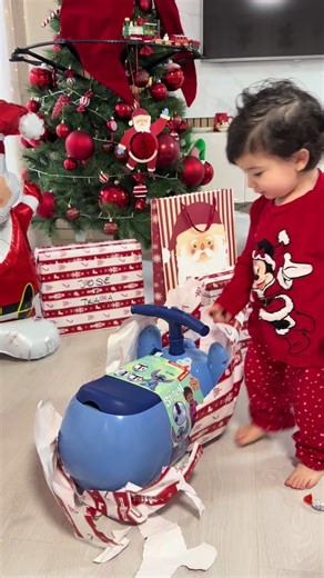 La reacción de mis hijos al ver lo que les a traído papá Noel 😍 #papanoel #navidad #reaccion #regalos #familia