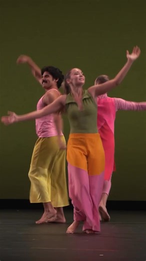 We're officially one week away from "The Look of Love" in Austin, TX. 💛 In collaboration with Ethan Iverson, Mark Morris' "The Look of Love" is a heartfelt homage to the chart-topping songs of Burt Bacharach. Featuring original choreography and new musical arrangements by Ethan Iverson, this is a performance you don't want to miss!🎵 Buy your tickets today via the following link: https://texasperformingarts.org/event/mark-morris-dance-group-2026-bass-concert-hall-austin-texas/ #MarkMorrisDanceG