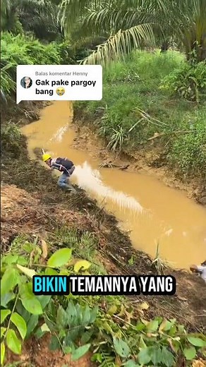 funny moment when a young man pranks his friend who is taking a dump until he runs away ‼️‼️‼️#fu...