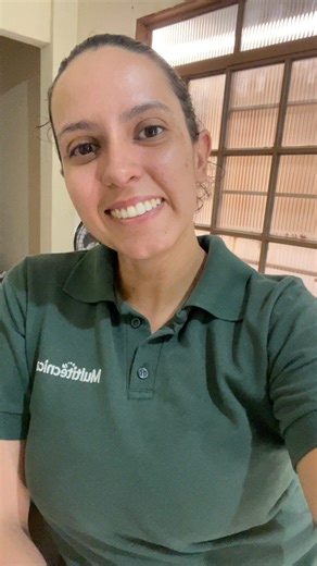 Vitória Monteiro on Instagram: "O gene proveniente da Agrobacterium se chama CP4 EPSPS e produz uma enzima extremamente parecida com a da planta e que faz a mesma função, mas o glifosato não a reconhece. Entretanto, a degradação do glifosato no interior da planta gera AMPA, um composto tóxico para as clorofilas e na prática observamos o yellow flashing. Ressalto a importância de utilizarmos junto a essa aplicação nutrientes que contribuem para o reestabelecimento dela como manganês, cobre, zinco