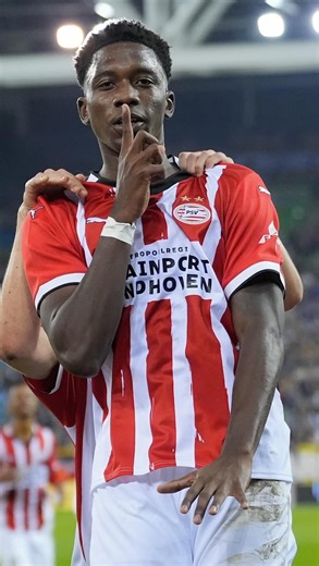 Gino Martens on Instagram: "[TRAIN] Today’s Winterbreak Session ❄️ with Dantaye Gilbert #FootballSkills #UCL #FootballTraining #433 #Viral"