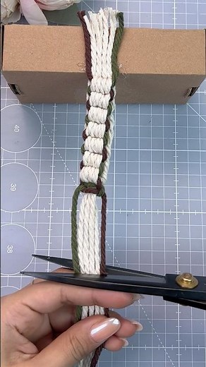 Simple but very Beautiful macramé weaving! 😍😍😍 #diy #macrame #braclet